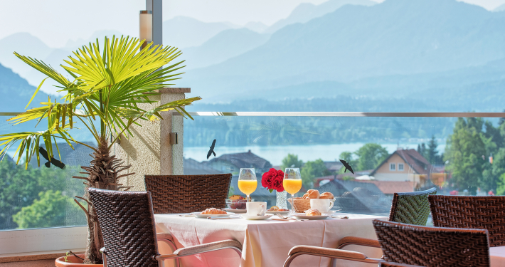 Gemütlich gedeckter Frühstückstisch auf unserer Aussichtsterrasse mit Faaker See Blick